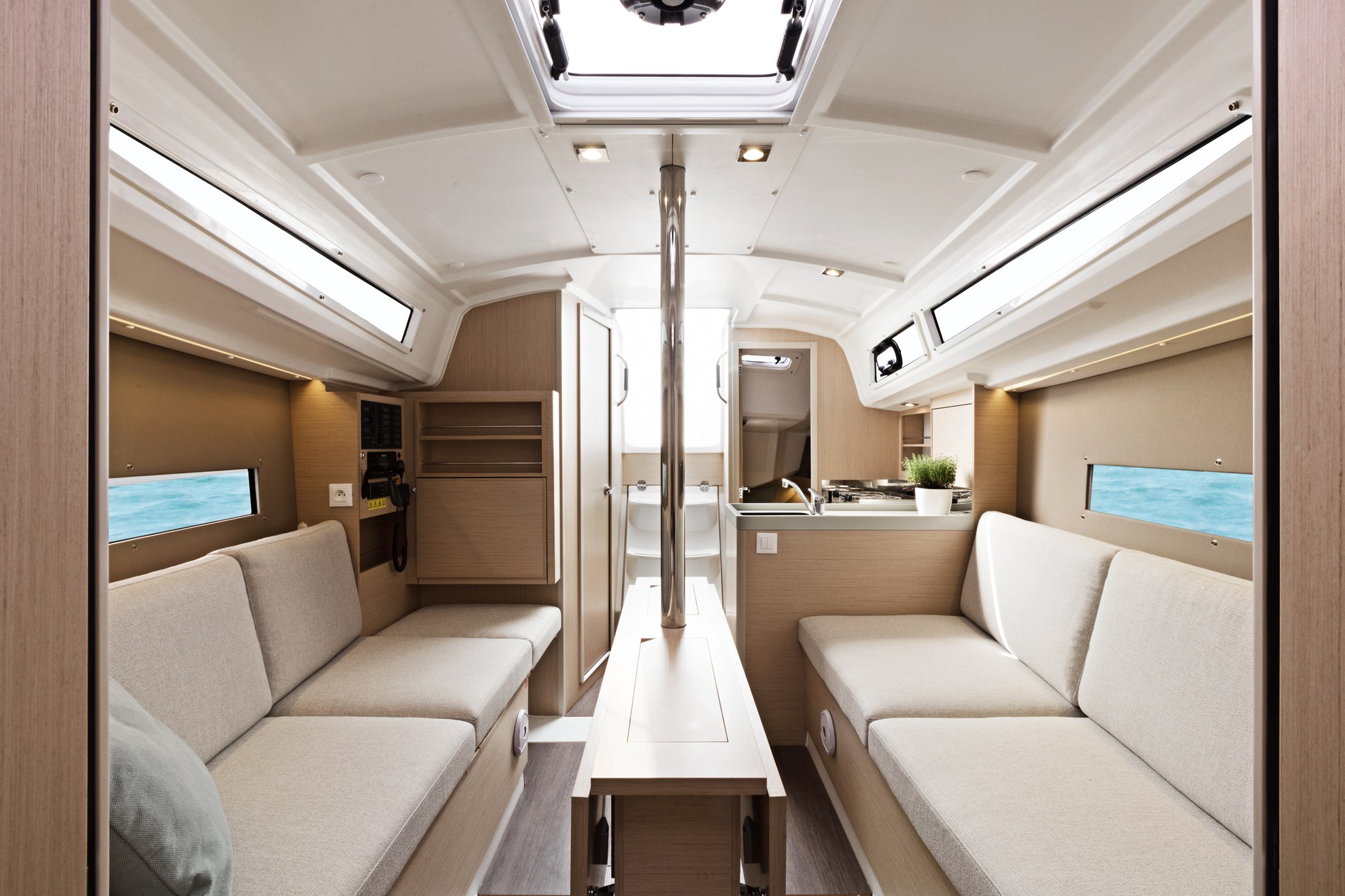 Beneteau Oceanis 30.1 Interior 2