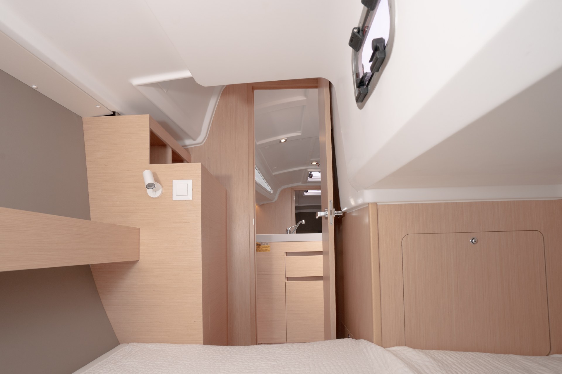 Beneteau Oceanis 30.1 Interior 3