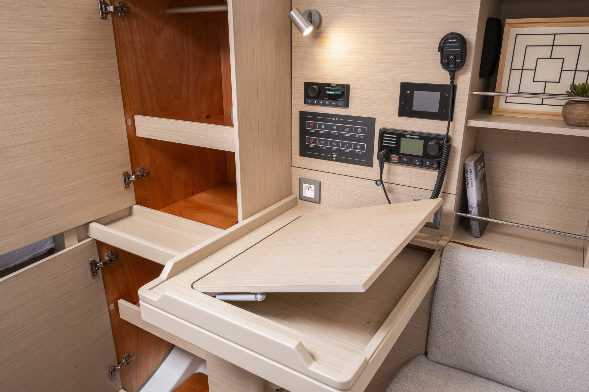 Beneteau Oceanis 37.1 Interior 2