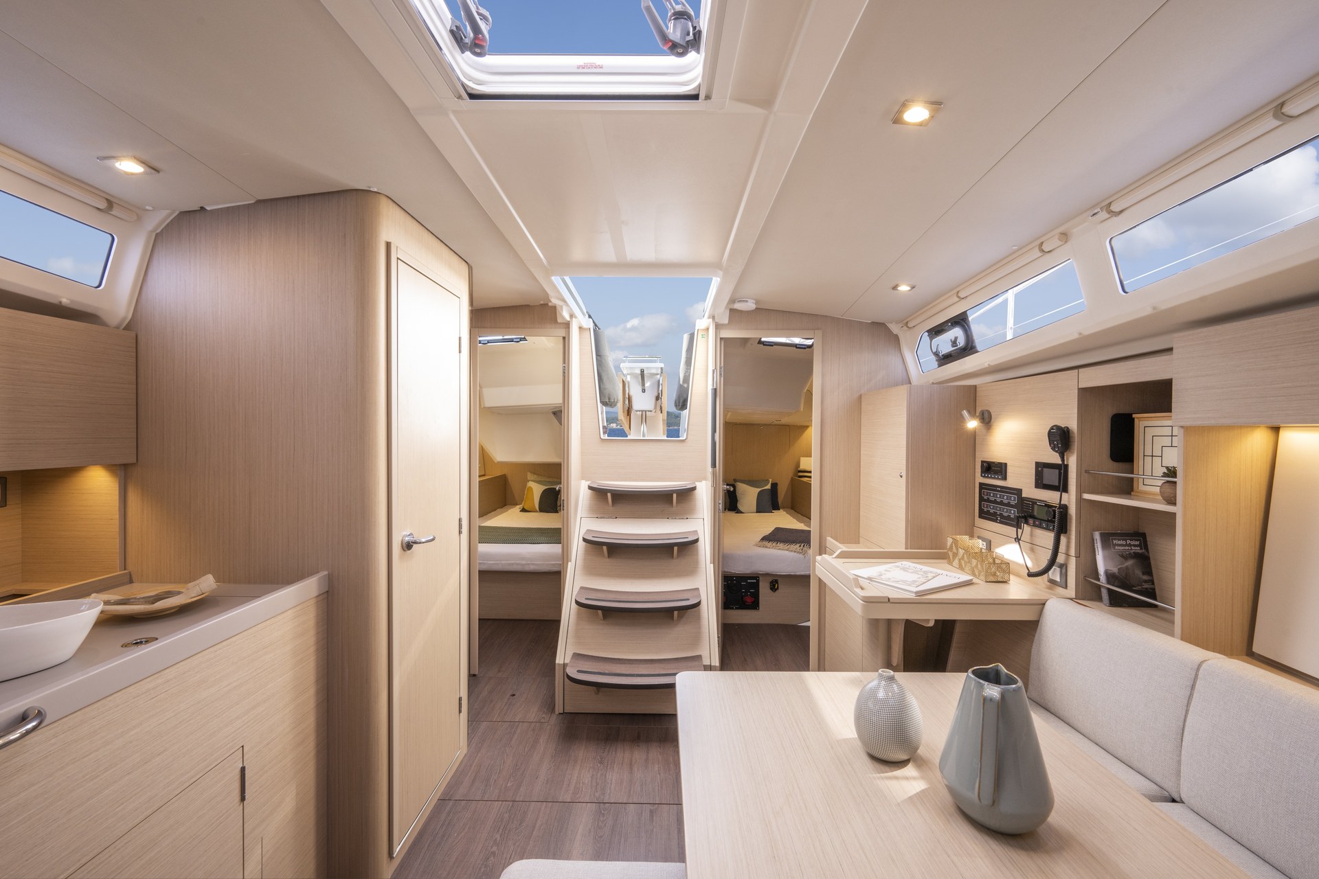 Beneteau Oceanis 37.1 Interior 4