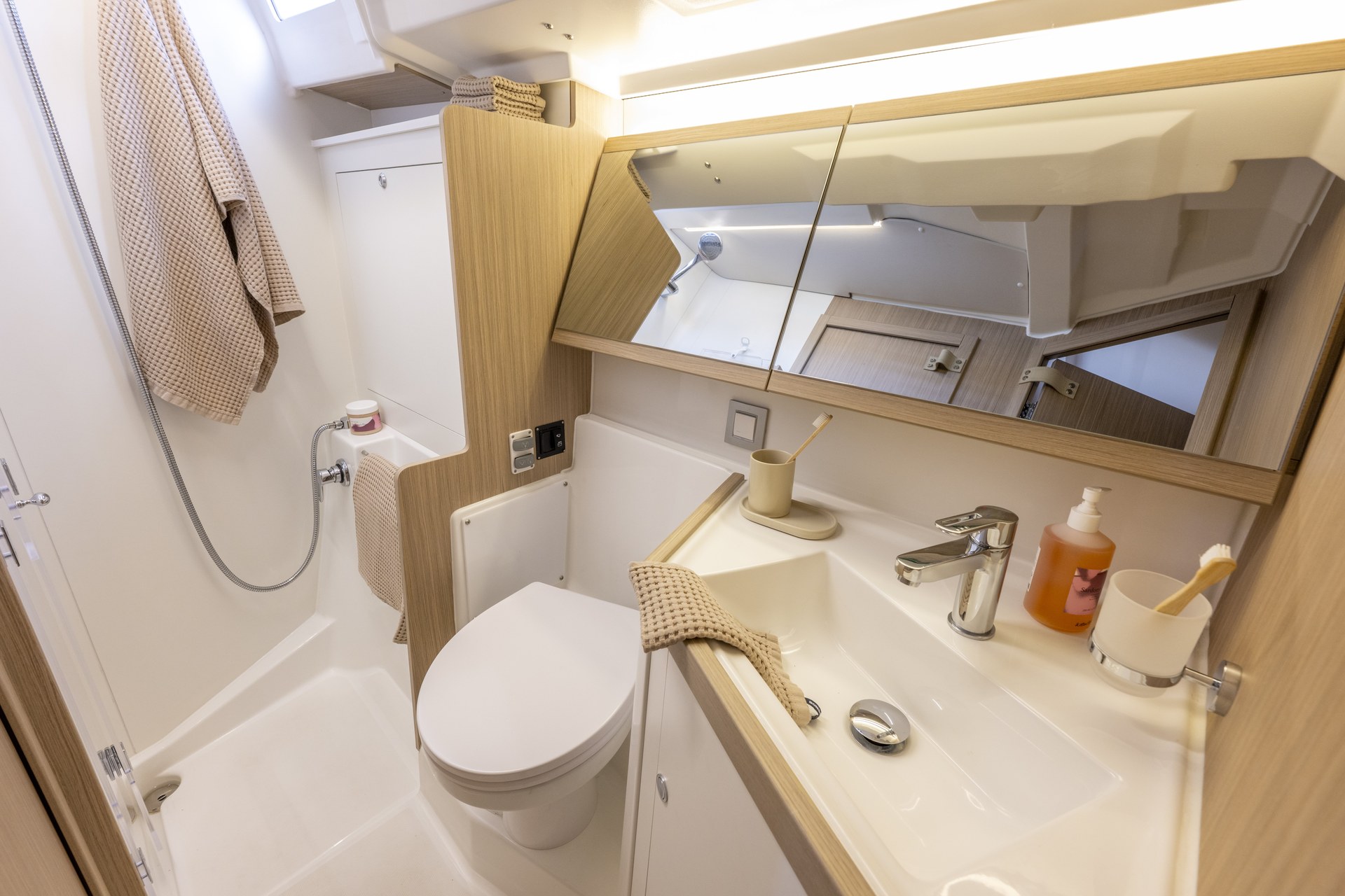 Beneteau Oceanis 47 Interior 2