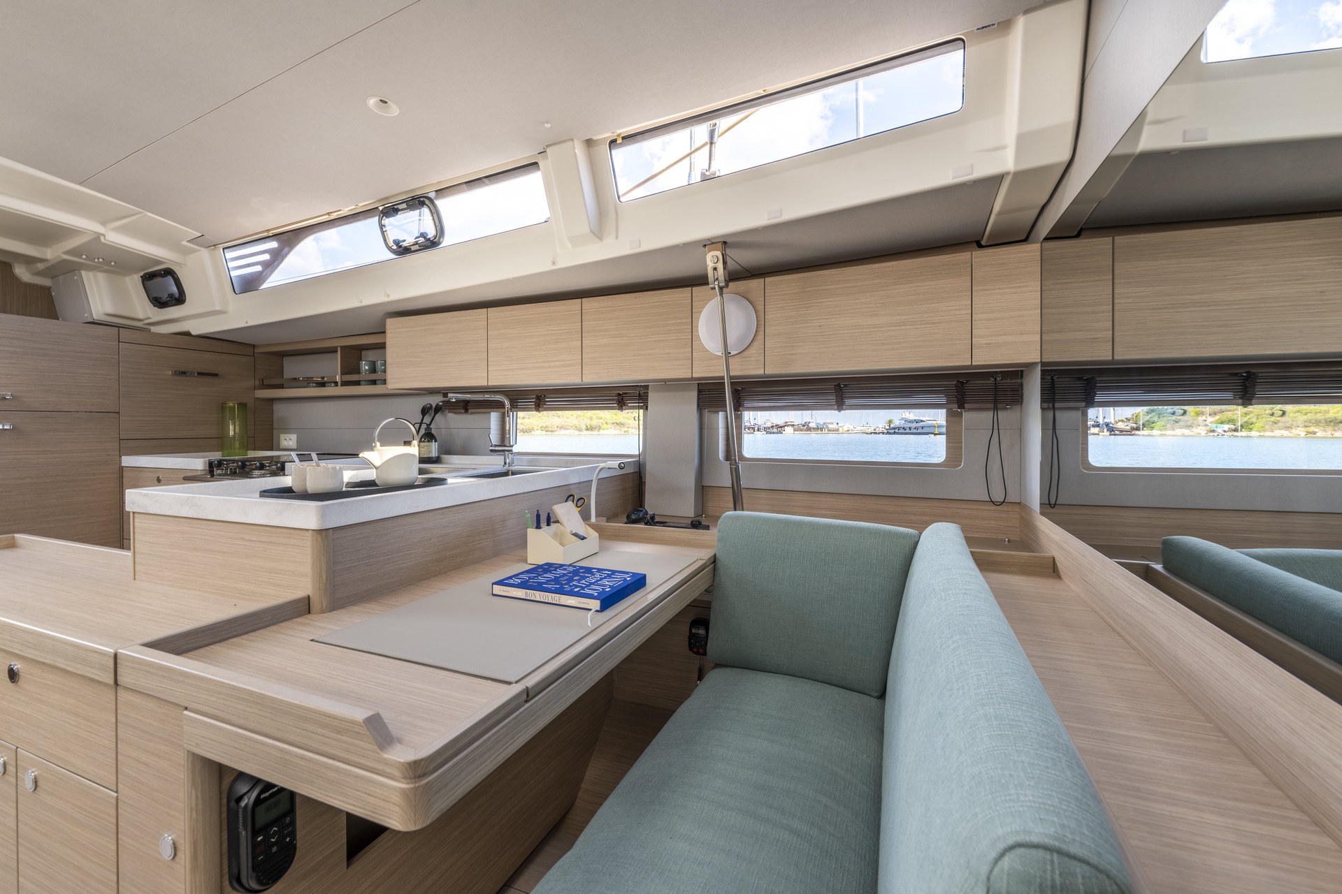Beneteau Oceanis 52 Interior 3